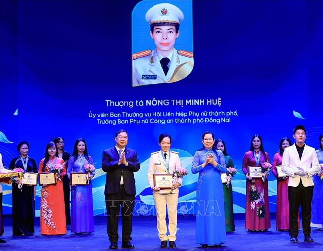 Phó Thủ tướng Thường trực Phạm Gia Túc và Chủ tịch Hội Liên hiệp Phụ nữ Việt Nam Lê Thị Thủy trao Giải thưởng Nguyễn Thị Định lần thứ hai cho các cá nhân. Ảnh: Tuấn Anh - TTXVN