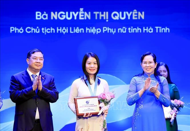 Phó Thủ tướng Thường trực Phạm Gia Túc và Chủ tịch Hội Liên hiệp Phụ nữ Việt Nam Lê Thị Thủy trao Giải thưởng Nguyễn Thị Định lần thứ hai cho các cá nhân. Ảnh: Tuấn Anh - TTXVN