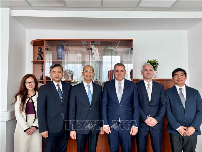 Đại sứ Việt Nam tại Hungary Bùi Lê Thái (thứ 3 trái sang) chụp ảnh lưu niệm cùng các thành viên Trường Đại học Nông nghiệp và Khoa học Sự sống Hungary (MATE). Ảnh: TTXVN phát