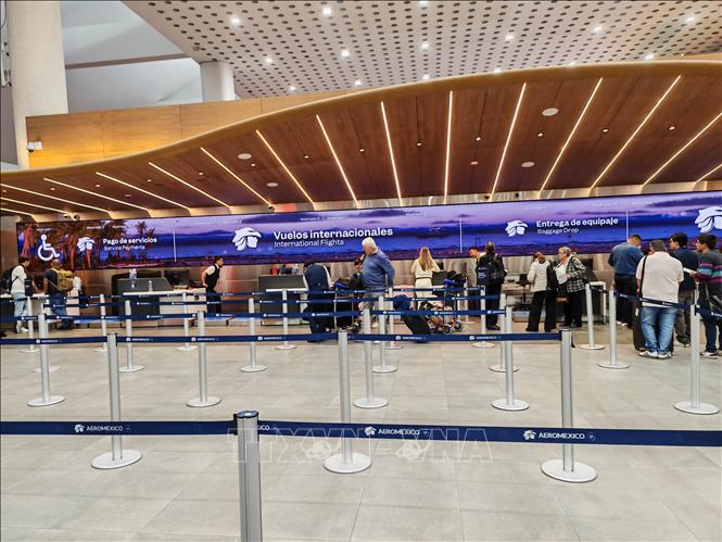 Hành khách chờ làm thủ tục tại Sân bay quốc tế Benito Juárez, Mexico City, Mexico. Ảnh: Phương Lan- PVTTXVN tại Mexico 