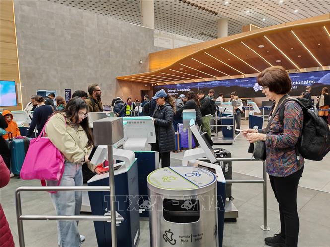 Hành khách làm thủ tục check-in tự động tại quầy ở Sân bay quốc tế Benito Juárez, Mexico City, Mexico. Ảnh: Phương Lan- PVTTXVN tại Mexico 