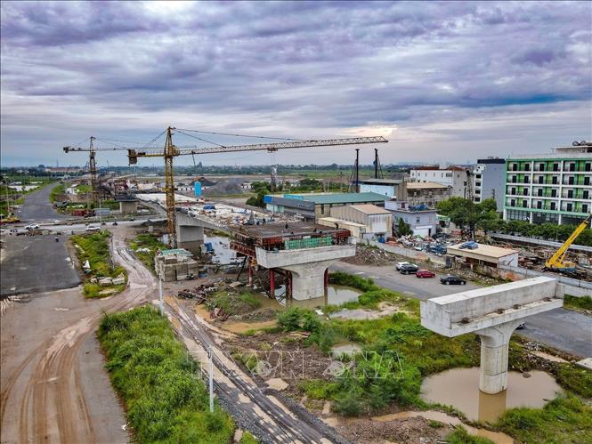 Công nhân thi công kết cấu phần trên cầu dẫn thuộc nút giao Vành đai 4 – Pháp Vân – Cầu Giẽ. Ảnh: Vũ Quang - TTXVN