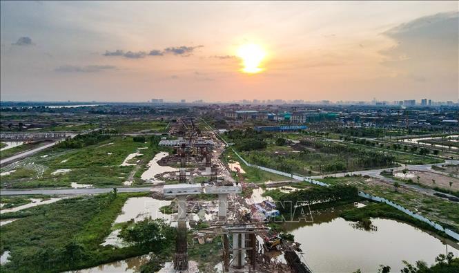 Các trụ cầu dẫn thuộc dự án Vành đai 4 – Vùng Thủ đô đang được xây dựng, từng bước hình thành tuyến giao thông trên cao. Ảnh: Vũ Quang - TTXVN