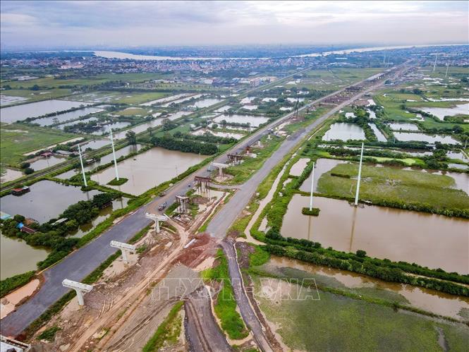 Toàn cảnh nút giao Vành đai 4 – Pháp Vân – Cầu Giẽ nhìn từ trên cao, với nhiều hạng mục cầu vượt, đường dẫn đang thi công. Ảnh: Vũ Quang - TTXVN