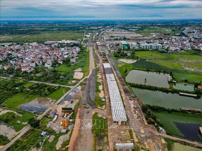 Các nhịp cầu dẫn thuộc nút giao Vành đai 4 – Pháp Vân – Cầu Giẽ đang dần hình thành. Ảnh: Vũ Quang - TTXVN