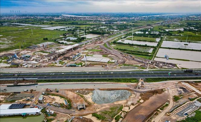 Nhiều hạng mục cầu vượt và đường dẫn tại nút giao Vành đai 4 – Pháp Vân – Cầu Giẽ đang được triển khai thi công. Ảnh: Vũ Quang - TTXVN