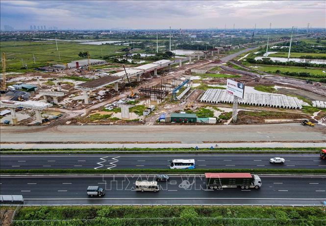 Các nhịp dầm cầu dẫn thuộc nút giao Vành đai 4 – Pháp Vân – Cầu Giẽ đã được lắp đặt, nối tiếp những đoạn đang thi công. Ảnh: Vũ Quang - TTXVN