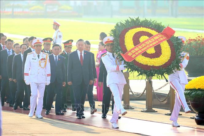 Đoàn đại biểu Quốc hội đến đặt vòng hoa và vào Lăng viếng Chủ tịch Hồ Chí Minh. Ảnh: An Đăng - TTXVN