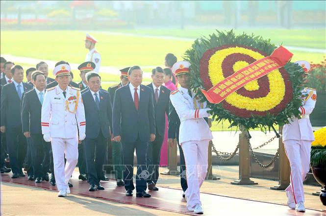 Đoàn đại biểu Quốc hội đến đặt vòng hoa và vào Lăng viếng Chủ tịch Hồ Chí Minh. Ảnh: An Đăng - TTXVN