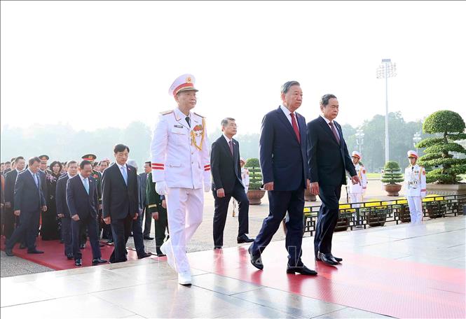 Đoàn đại biểu Quốc hội khóa XVI vào Lăng viếng Chủ tịch Hồ Chí Minh. Ảnh: An Đăng - TTXVN