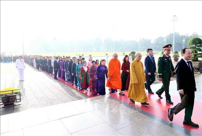 Đoàn đại biểu Quốc hội khóa XVI vào Lăng viếng Chủ tịch Hồ Chí Minh. Ảnh: An Đăng - TTXVN