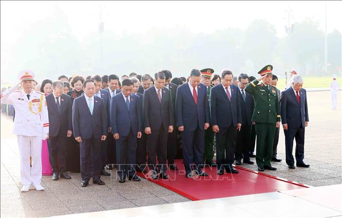 Đoàn đại biểu Quốc hội tưởng niệm Chủ tịch Hồ Chí Minh. Ảnh: An Đăng - TTXVN