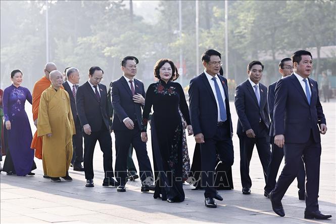 Đại biểu Quốc hội vào Lăng viếng Chủ tịch Hồ Chí Minh trước khi khai mạc Kỳ họp thứ 2, Quốc hội khoá XVI. Ảnh: Doãn Tấn – TTXVN