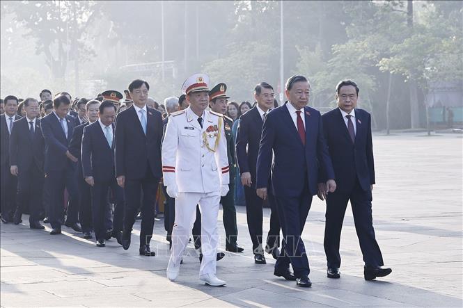 Tổng Bí thư, Chủ tịch nước Tô Lâm và các đồng chí lãnh đạo Đảng, Nhà nước cùng đại biểu Quốc hội đặt vòng hoa và vào Lăng viếng Chủ tịch Hồ Chí Minh. Ảnh: Doãn Tấn – TTXVN
