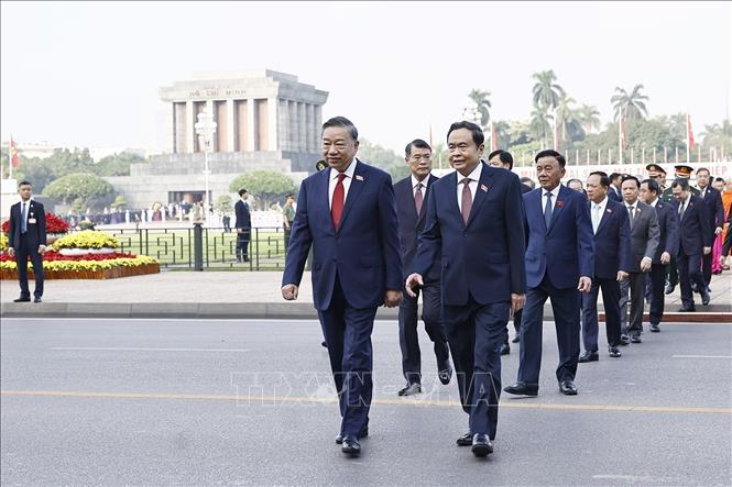 Tổng Bí thư, Chủ tịch nước Tô Lâm và các đồng chí lãnh đạo Đảng, Nhà nước cùng đại biểu Quốc hội đặt vòng hoa và vào Lăng viếng Chủ tịch Hồ Chí Minh. Ảnh: Doãn Tấn – TTXVN