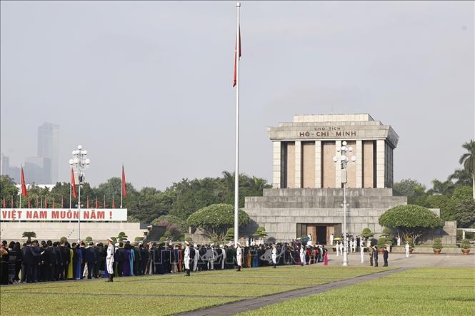 Đại biểu Quốc hội vào Lăng viếng Chủ tịch Hồ Chí Minh trước khi khai mạc Kỳ họp thứ 2, Quốc hội khoá XVI. Ảnh: Doãn Tấn – TTXVN