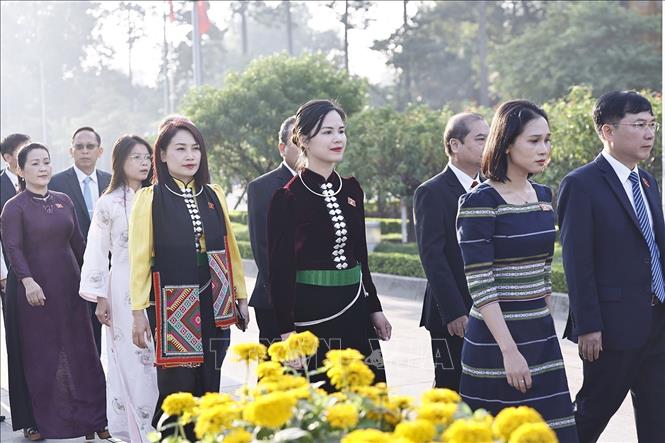 Đại biểu Quốc hộ vào Lăng viếng Chủ tịch Hồ Chí Minh trước khi khai mạc Kỳ họp thứ 2, Quốc hội khoá XVI. Ảnh: Doãn Tấn – TTXVN