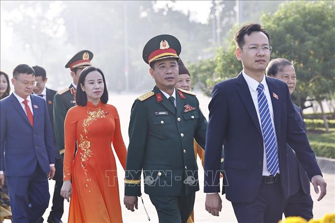 Đại biểu Quốc hội vào Lăng viếng Chủ tịch Hồ Chí Minh trước khi khai mạc Kỳ họp thứ 2, Quốc hội khoá XVI. Ảnh: Doãn Tấn – TTXVN