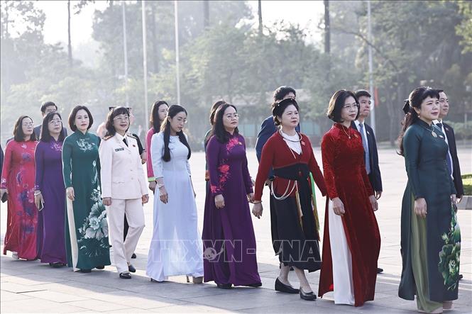 Đại biểu Quốc hội vào Lăng viếng Chủ tịch Hồ Chí Minh trước khi khai mạc Kỳ họp thứ 2, Quốc hội khoá XVI. Ảnh: Doãn Tấn – TTXVN