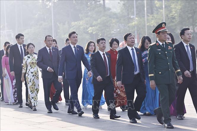 Đại biểu Quốc hội vào Lăng viếng Chủ tịch Hồ Chí Minh trước khi khai mạc Kỳ họp thứ 2, Quốc hội khoá XVI. Ảnh: Doãn Tấn – TTXVN
