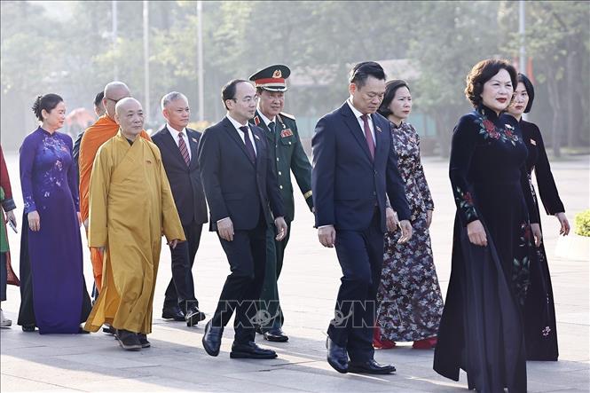 Đại biểu Quốc hội vào Lăng viếng Chủ tịch Hồ Chí Minh trước khi khai mạc Kỳ họp thứ 2, Quốc hội khoá XVI. Ảnh: Doãn Tấn – TTXVN