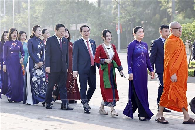 Đại biểu Quốc hội vào Lăng viếng Chủ tịch Hồ Chí Minh trước khi khai mạc Kỳ họp thứ 2, Quốc hội khoá XVI. Ảnh: Doãn Tấn – TTXVN