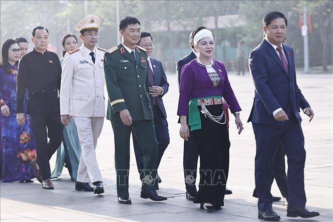 Đại biểu Quốc hội vào Lăng viếng Chủ tịch Hồ Chí Minh trước khi khai mạc Kỳ họp thứ 2, Quốc hội khoá XVI. Ảnh: Doãn Tấn – TTXVN
