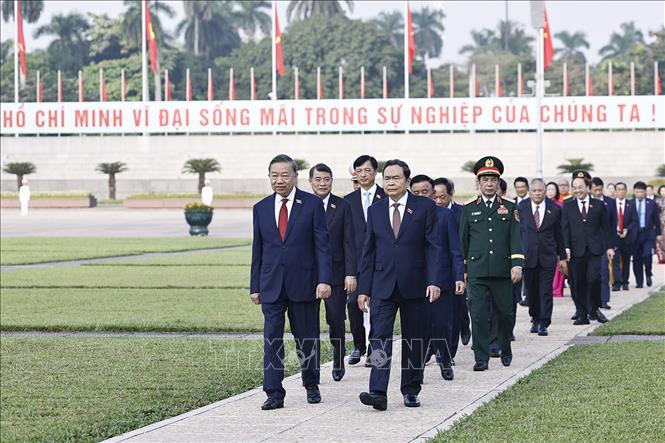 Tổng Bí Thư, Chủ tịch nước Tô Lâm và các đồng chí lãnh đạo Đảng, Nhà nước cùng đại biểu Quốc hội đặt vòng hoa và vào Lăng viếng Chủ tịch Hồ Chí Minh. Ảnh: Doãn Tấn – TTXVN