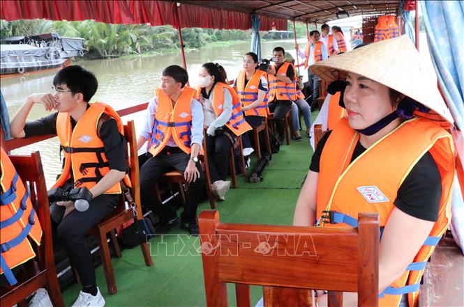 Khách trải nghiệm đi thuyền máy trên sông tại Làng du lịch cộng đồng Nhị Hòa, xã Nhị Long. Ảnh: Thanh Hòa- TTXVN