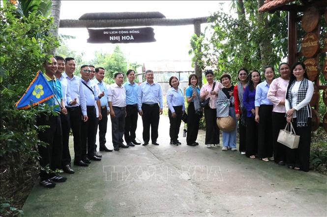 Các đơn vị lữ hành khảo sát tại Làng du lịch cộng đồng Nhị Hòa, xã Nhị Long. Ảnh: Thanh Hòa- TTXVN
