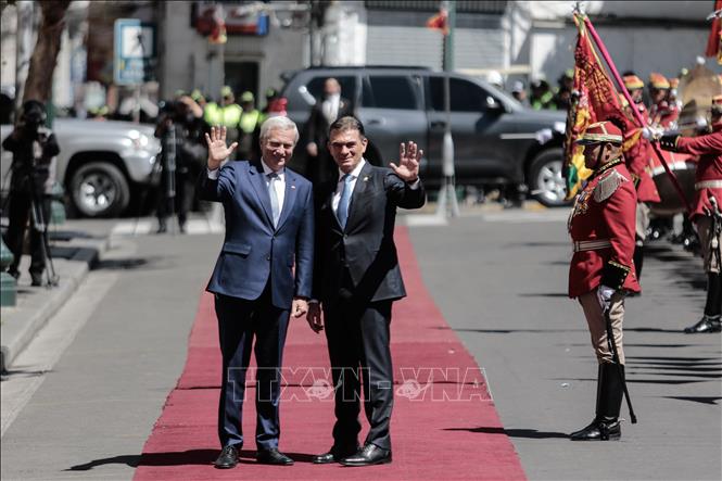 Tổng thống Bolivia Rodrigo Paz (phải) trong lễ đón người đồng cấp Chile Jose Antonio Kast ở La Paz, ngày 16/10/2026. Ảnh: AA/TTXVN phát