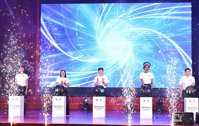 Các đại biểu thực hiện nghi thức phát động cam kết “Thanh niên Việt Nam nói không với thuốc lá - Chọn sức khỏe, chọn tương lai”. Ảnh: Minh Đức - TTXVN