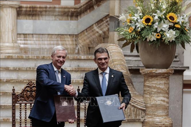 Tổng thống Bolivia Rodrigo Paz (phải) và Tổng thống Jose Antonio Kast tại lễ ký các thoả thuận tăng cường hợp tác giữa hai nước, tại La Paz, ngày 16/10/2026. Ảnh: AA/TTXVN phát  