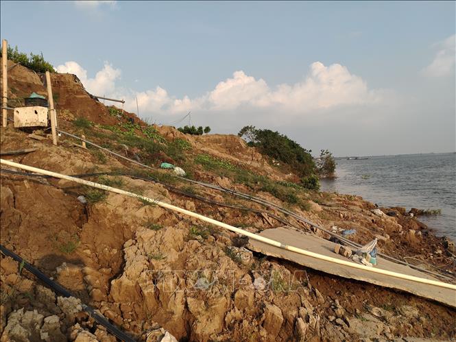 Khu vực sạt lở dài khoảng 187m, sâu khoảng 2-4m và chưa có dấu hiệu dừng lại. Ảnh Mạnh Khánh/TTXVN