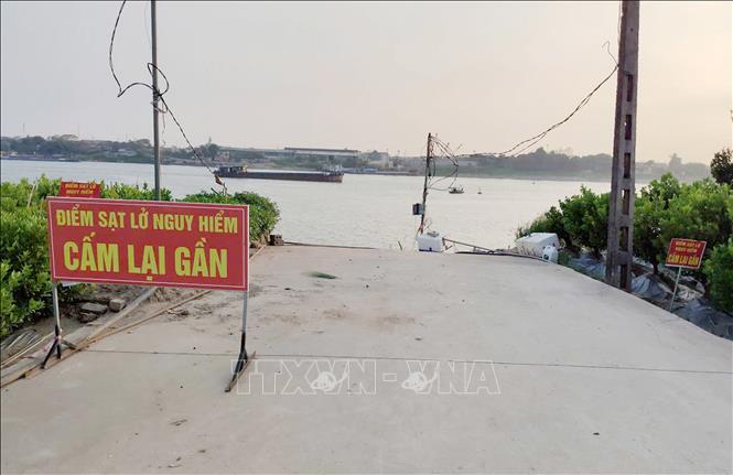 Cảnh báo nguy hiểm được xã Mễ Sở đặt ngay khu vực sạt lở. Ảnh Mạnh Khánh/TTXVN