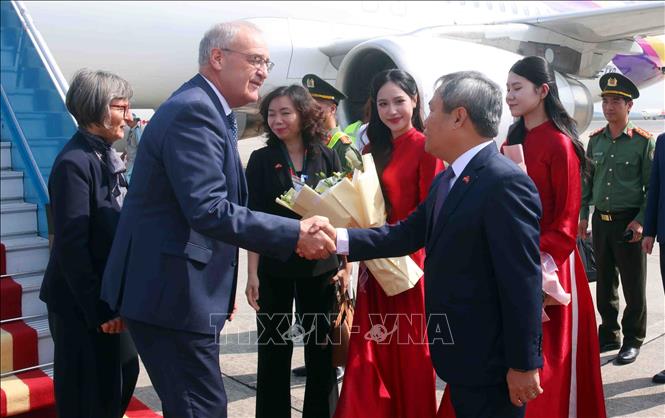 Chủ tịch UBND thành phố Hà Nội Vũ Đại Thắng đón Tổng thống Liên bang Thụy Sĩ Guy Parmelin và Phu nhân tại sân bay quốc tế Nội Bài, Hà Nội. Ảnh: Phạm Kiên – TTXVN


