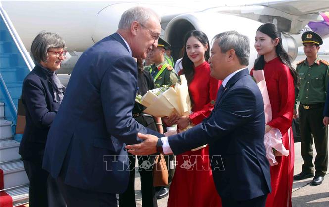 Chủ tịch UBND thành phố Hà Nội Vũ Đại Thắng đón Tổng thống Liên bang Thụy Sĩ Guy Parmelin và Phu nhân tại sân bay quốc tế Nội Bài, Hà Nội. Ảnh: Phạm Kiên – TTXVN

