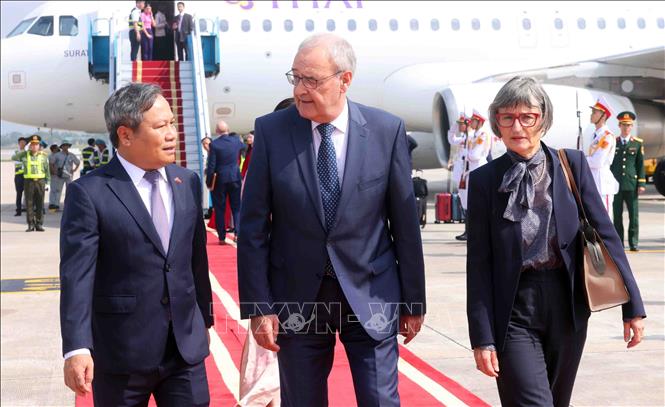 Chủ tịch UBND thành phố Hà Nội Vũ Đại Thắng đón Tổng thống Thụy Sĩ Guy Parmelin và Phu nhân tại sân bay quốc tế Nội Bài, Hà Nội. Ảnh: Phạm Kiên – TTXVN

