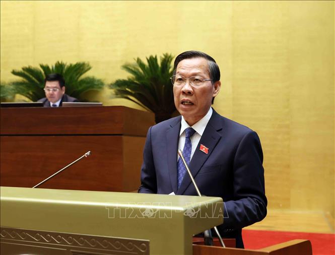 Chủ nhiệm Ủy ban Kinh tế và Tài chính của Quốc hội Phan Văn Mãi trình bày Báo cáo thẩm tra về tình hình thực hiện Kế hoạch phát triển kinh tế - xã hội, ngân sách nhà nước năm 2026; dự kiến kế hoạch phát triển kinh tế - xã hội năm 2027, dự toán ngân sách nhà nước, phương án phân bổ ngân sách trung ương năm 2027 và tình hình thực hiện kế hoạch đầu tư công năm 2026 và dự kiến kế hoạch đầu tư công năm 2027. Ảnh: An Đăng - TTXVN