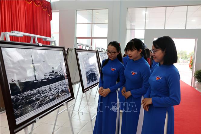 Đoàn thanh niên tìm hiểu dấu ấn Chủ tịch Hồ Chí Minh tại Cam Ranh. Ảnh Đặng Tuân - TTXVN 