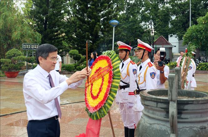 Đồng chí Đoàn Minh Huấn, Ủy viên Bộ Chính trị, Giám đốc Học viện Chính trị quốc gia Hồ Chí Minh dâng hương tại tượng đài Bác. Ảnh: Đặng Tuấn -TTXVN 