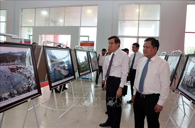 Các đại biểu tham quan triển lãm ảnh, tư liệu về Chủ tịch Hồ Chí Minh và sự kiện Người đến vịnh Cam Ranh tháng 10/1946. Ảnh Đặng Tuấn - TTXVN 
