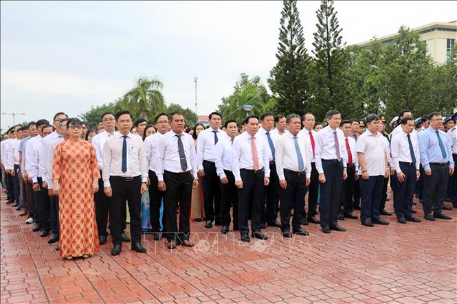 Lễ dâng hương tưởng niệm Chủ tịch Hồ Chí Minh tại Cam Ranh, Khánh Hoà. Ảnh Đặng Tuấn - TTXVN


 
