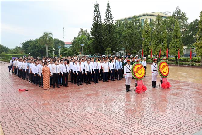 Lễ dâng hương tưởng niệm Chủ tịch Hồ Chí Minh tại Cam Ranh, Khánh Hoà. Ảnh Đặng Tuấn - TTXVN



