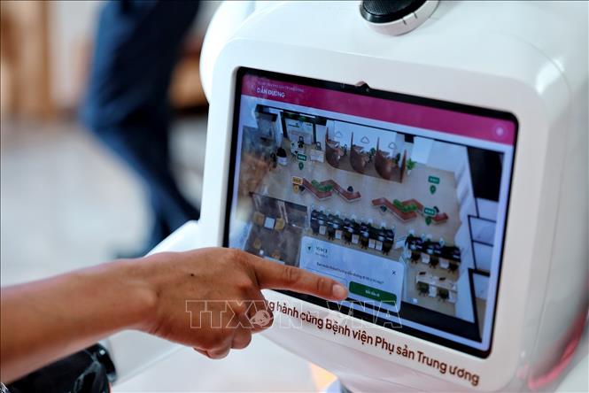 Giao diện chỉ dẫn vị trí các khu vực chức năng bên trong Bệnh viện Phụ sản Trung ương cơ sở 2 được tích hợp trên robot hỗ trợ người bệnh và người nhà. Ảnh: Phạm Tuấn Anh - TTXVN