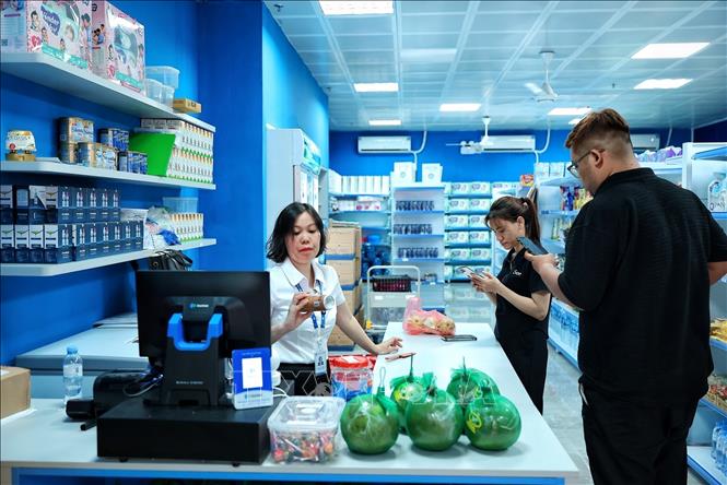 Khu vực cửa hàng tiện ích phục vụ nhu cầu mua sắm các sản phẩm thiết yếu của người bệnh và người nhà tại Bệnh viện Phụ sản Trung ương cơ sở 2. Ảnh: Phạm Tuấn Anh - TTXVN