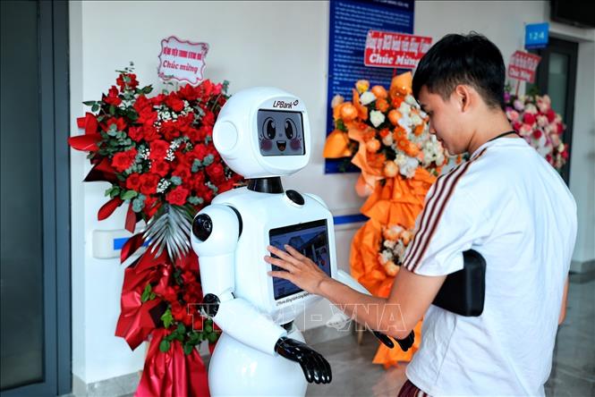 Giao diện chỉ dẫn vị trí các khu vực chức năng bên trong Bệnh viện Phụ sản Trung ương cơ sở 2 được tích hợp trên robot hỗ trợ người bệnh và người nhà. Ảnh: Phạm Tuấn Anh - TTXVN
