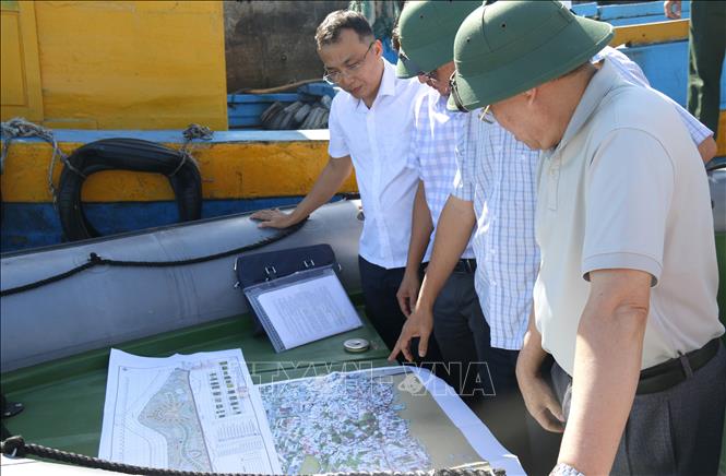 Đoàn công tác của UBND tỉnh Lâm Đồng kiểm tra hiện trạng quy hoạch cầu Văn Thánh và các dự án ven sông Cà Ty. Ảnh: Nguyễn Thanh - TTXVN