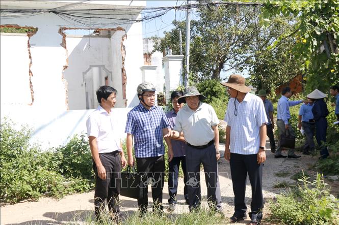 Ông Nguyễn Minh (bên phải) và ông Võ Ngọc Hiệp (thứ hai, bên phải), hai Phó Chủ tịch UBND tỉnh Lâm Đồng kiểm tra khu vực vướng mặt bằng chưa thể thi công đường dẫn lên cầu Văn thánh. Ảnh: Nguyễn Thanh - TTXVN