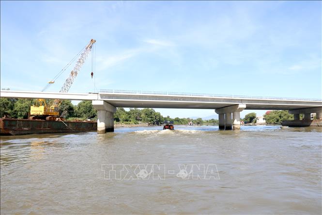 Đoàn công tác đi ca nô trên sông Cà Ty kiểm tra hiện trạng thi công cầu Văn Thánh. Ảnh: Nguyễn Thanh - TTXVN